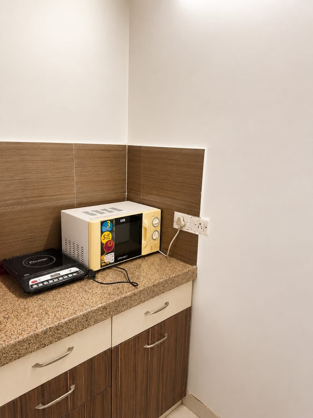 Kitchenette counter with a microwave and induction hob